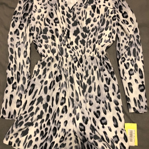 XS Leopard romper - Picture 3 of 9